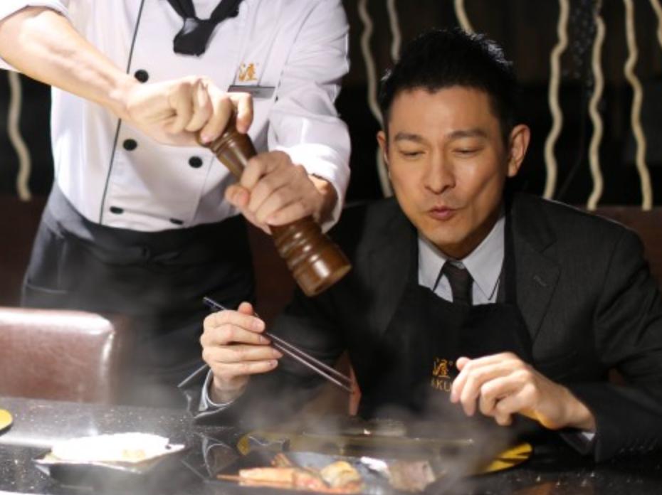 刘德华59岁身材,60岁刘德华笔挺的身材