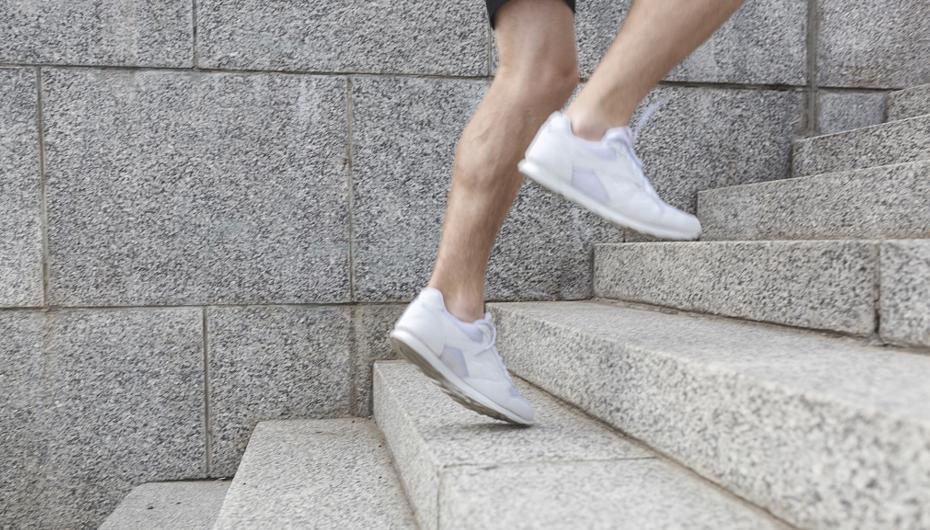 上下楼梯膝盖疼怎么锻炼好,上楼梯膝盖疼是怎么回事吃什么药