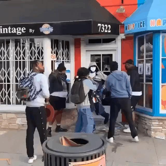 朋友圈画风突变！“黑人朋友”代购乱入？摆地摊卖LV、GUGGI？