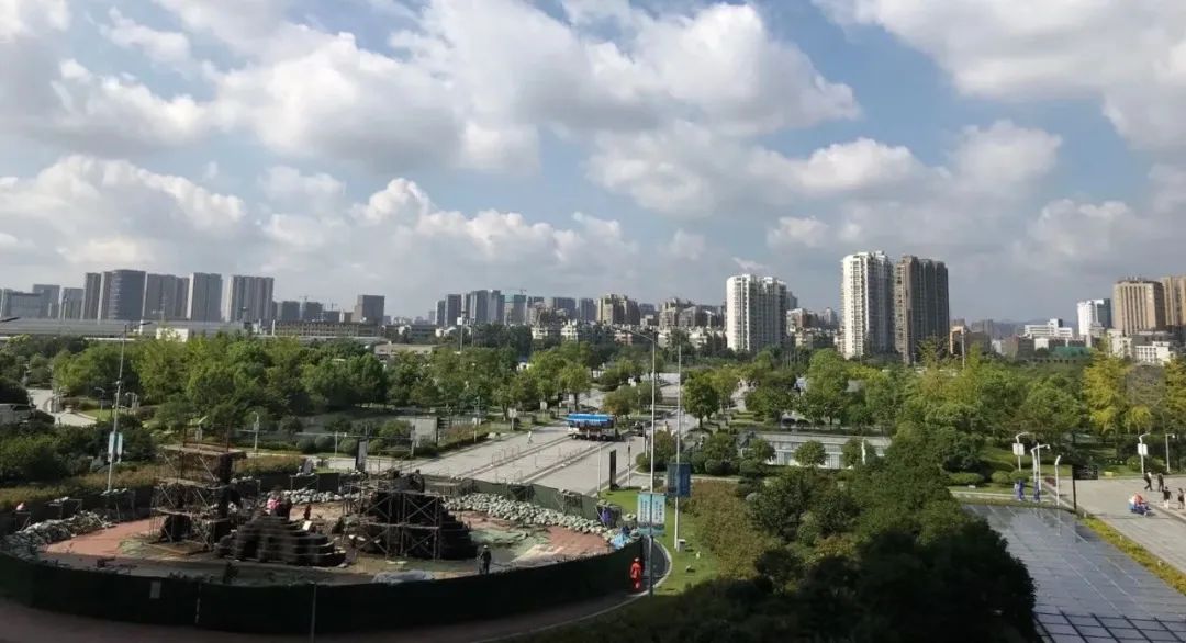 为抢黄金地段一套房,男子带着老婆赶来杭州!付完121万后,彻底傻眼……