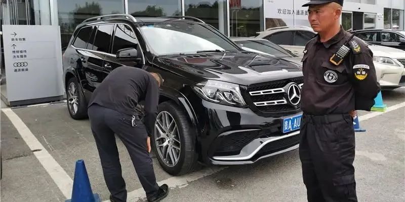 初中生身体上有小红点很痒,女生突然起红色的疹子