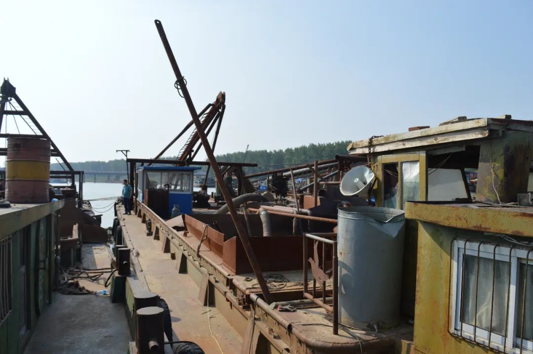 *底卧**、盯梢、贿赂……疯狂的“河砂”