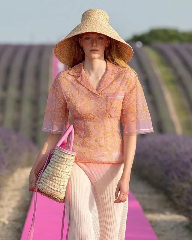 周雨彤泪沟神器,周雨彤的泪沟神器