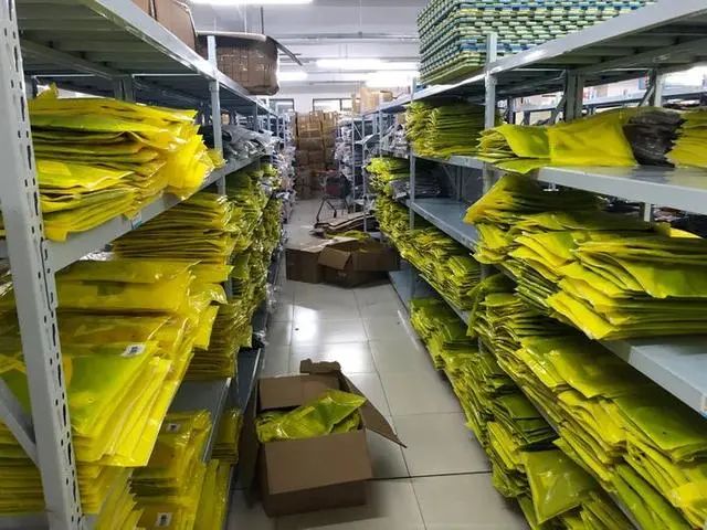 客服小伙突然豪买宝马劳力士，还给女友买LV包！真相大跌眼镜……