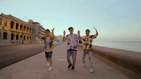 杰伦黑丝绸，TS天价AF1，近期MV中的“私藏热爱”各不相同