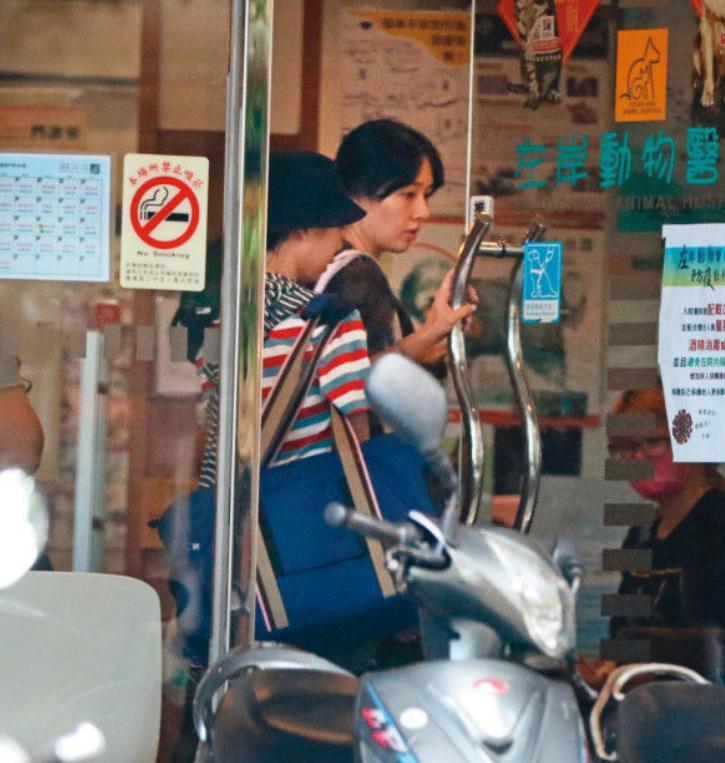 郭碧婷几岁挺孕肚逛街,郭碧婷小腹微凸疑怀孕