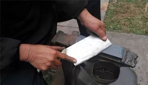 2亿细菌藏身菜板，99%抗菌的变态菜板，不发霉，磨刀磨蒜样样能行