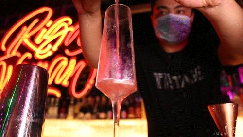 太刚了！这店居然敢开在「中国第一夜店」楼下...