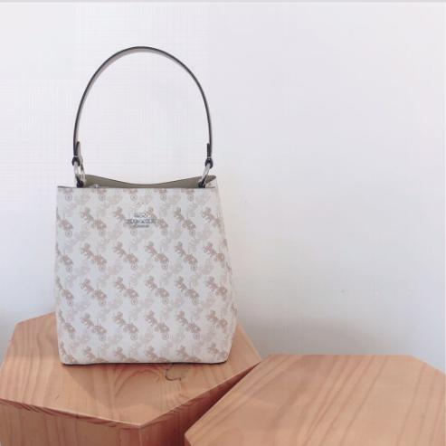 gucciprada最便宜的地方 (奢侈品牌prada和gucci)