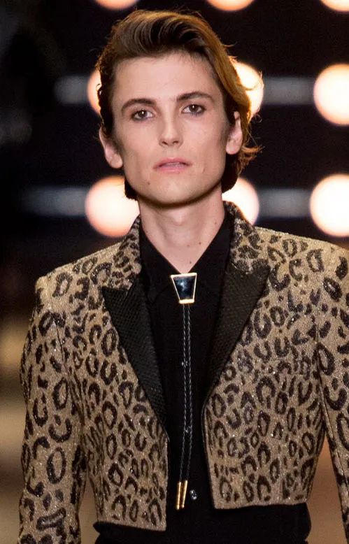 男人脖子里挂啥好,男人脖子上的痣的解释图