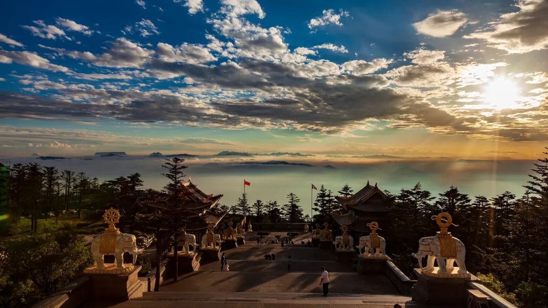 夏日登山看景,夏日峨眉山