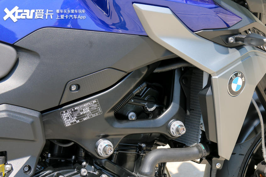 宝马f900r旅行版和运动版怎么选,新款宝马大小眼街车