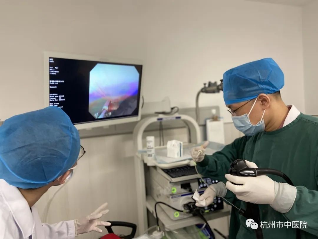 鸡骨头卡在喉咙怎么自救,鸡骨头卡在喉咙里会自己好吗