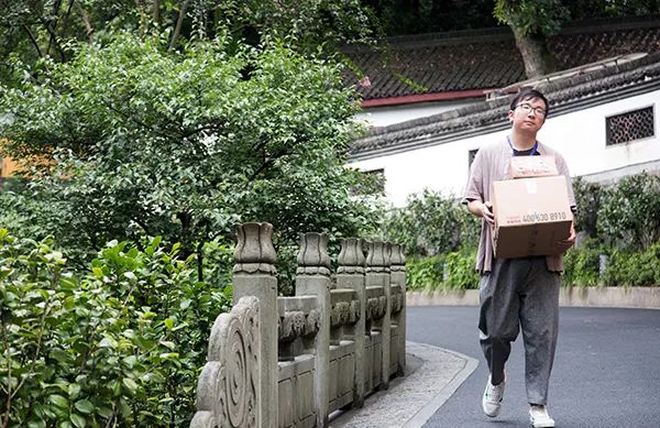 灵隐寺招人火爆热搜，不用出家！当初入职90后小伙再度走红：一年半瘦20斤，8小时上班制，KPI随缘