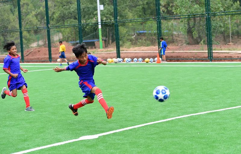 大山深处足球场,看见空旷的草坪就很舒服