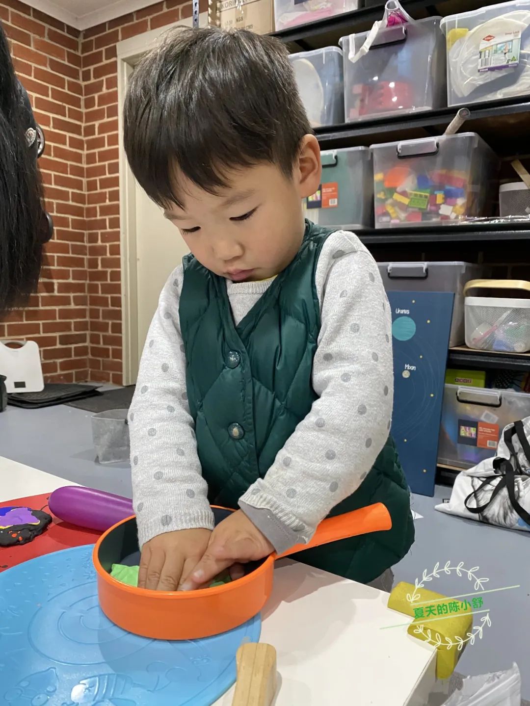 不吵不闹一切为了孩子过日子,不吵不闹一个人玩