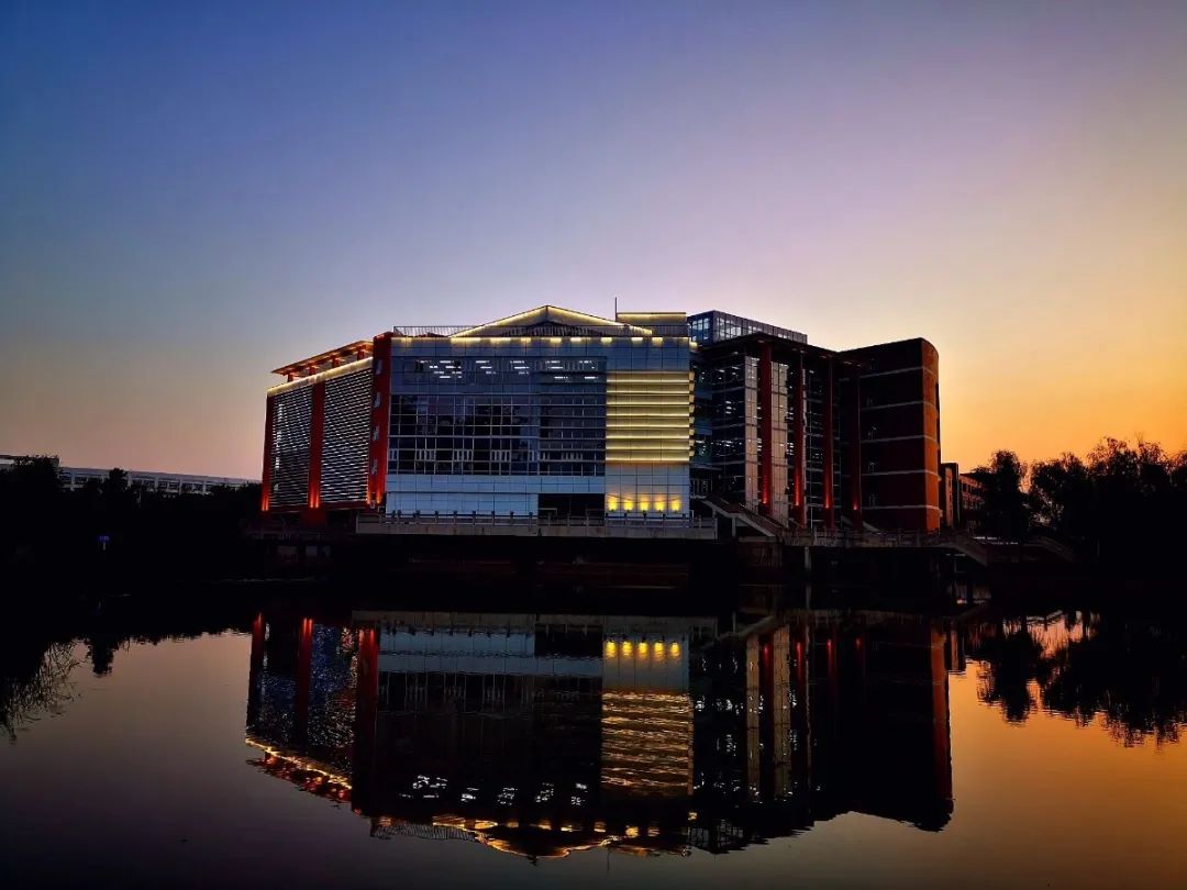 你好这里是成都翻译英文,你知道武汉商学院么