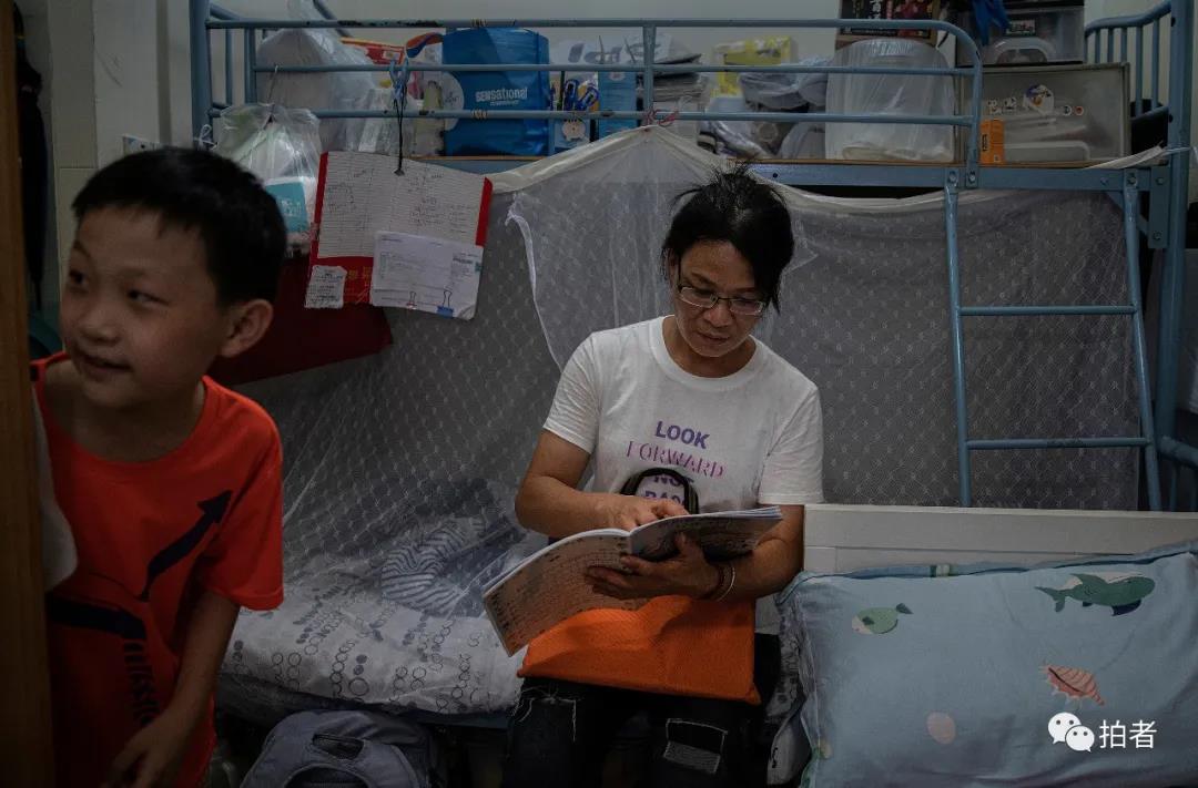 香港单亲妈妈住8平方劏房,香港深水埗劏房单亲妈妈