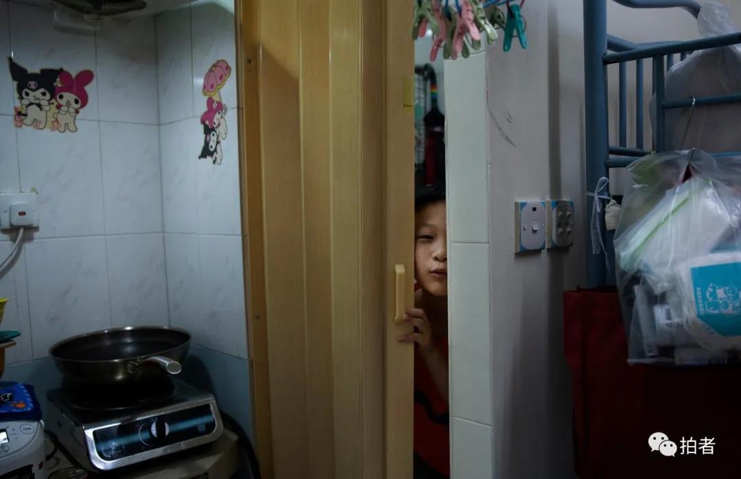 香港单亲妈妈住8平方劏房,香港深水埗劏房单亲妈妈