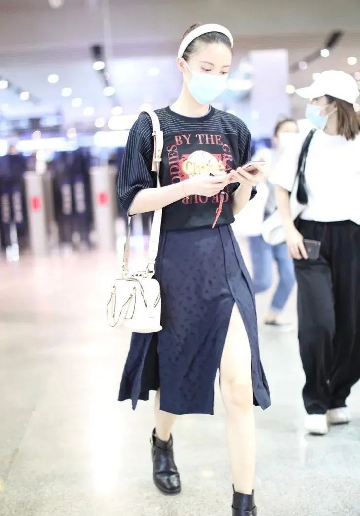 jennie黑色短裙舞台造型,jennie舞台短裙转圈