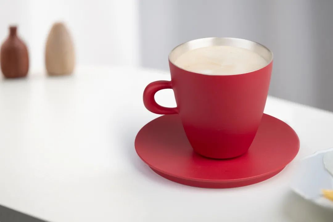 把故宫红、青花蓝捧在手心，以“银杯”畅饮