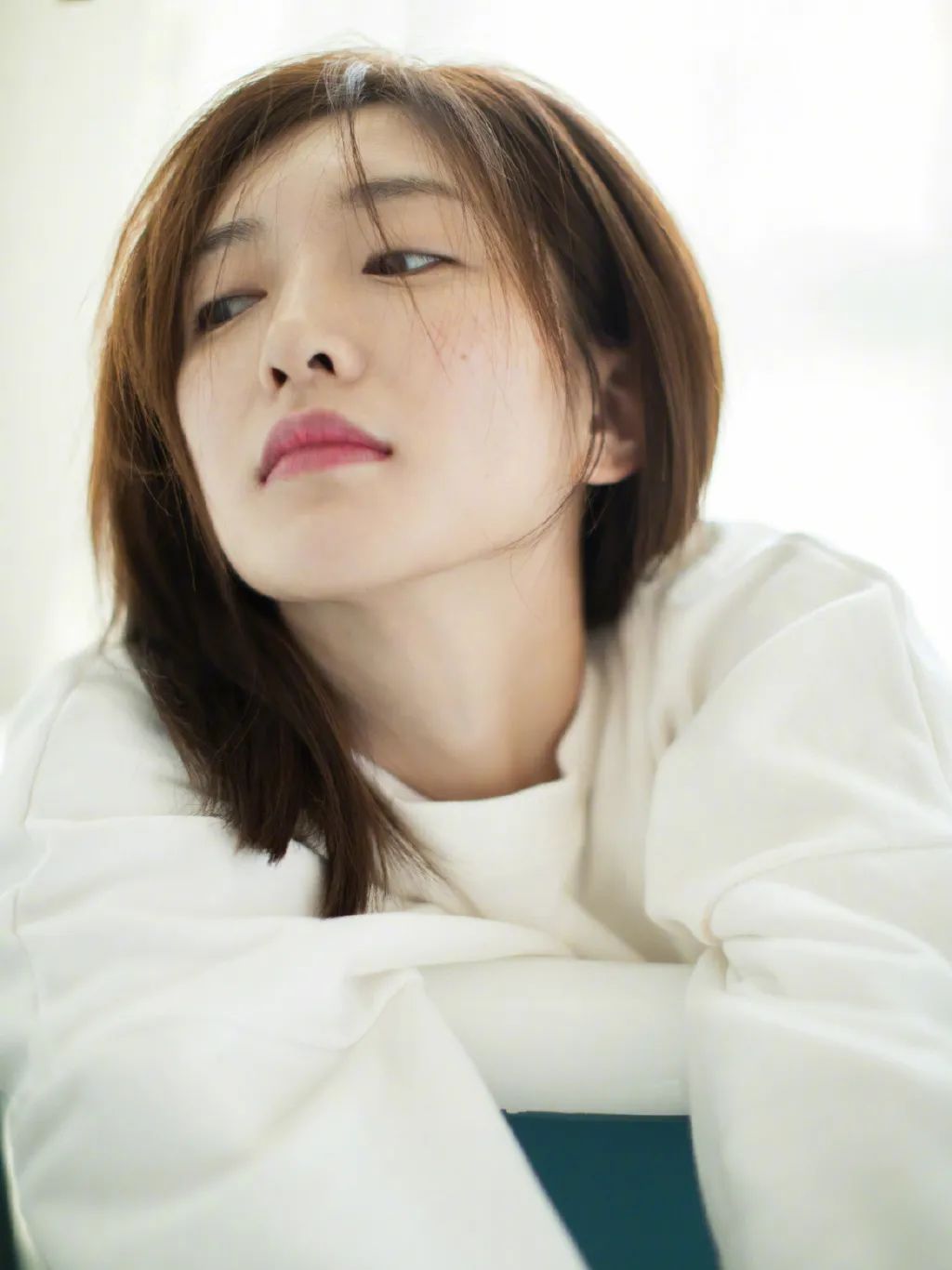 大家都在追《三十而已》，我却偷偷看了看她的化妆台