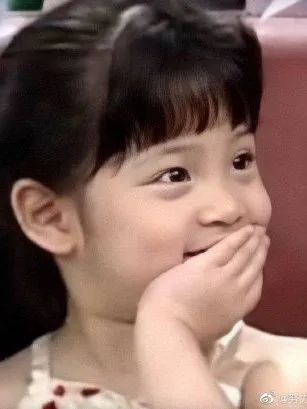 大家都在追《三十而已》，我却偷偷看了看她的化妆台