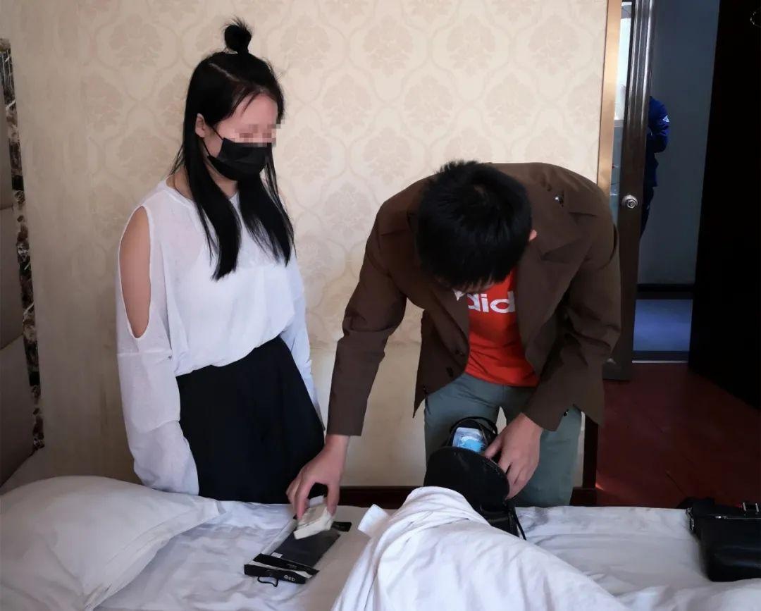 泸州土豪花23.3万向网游认识的朋友买“百达翡丽”手表，到手2包保健药