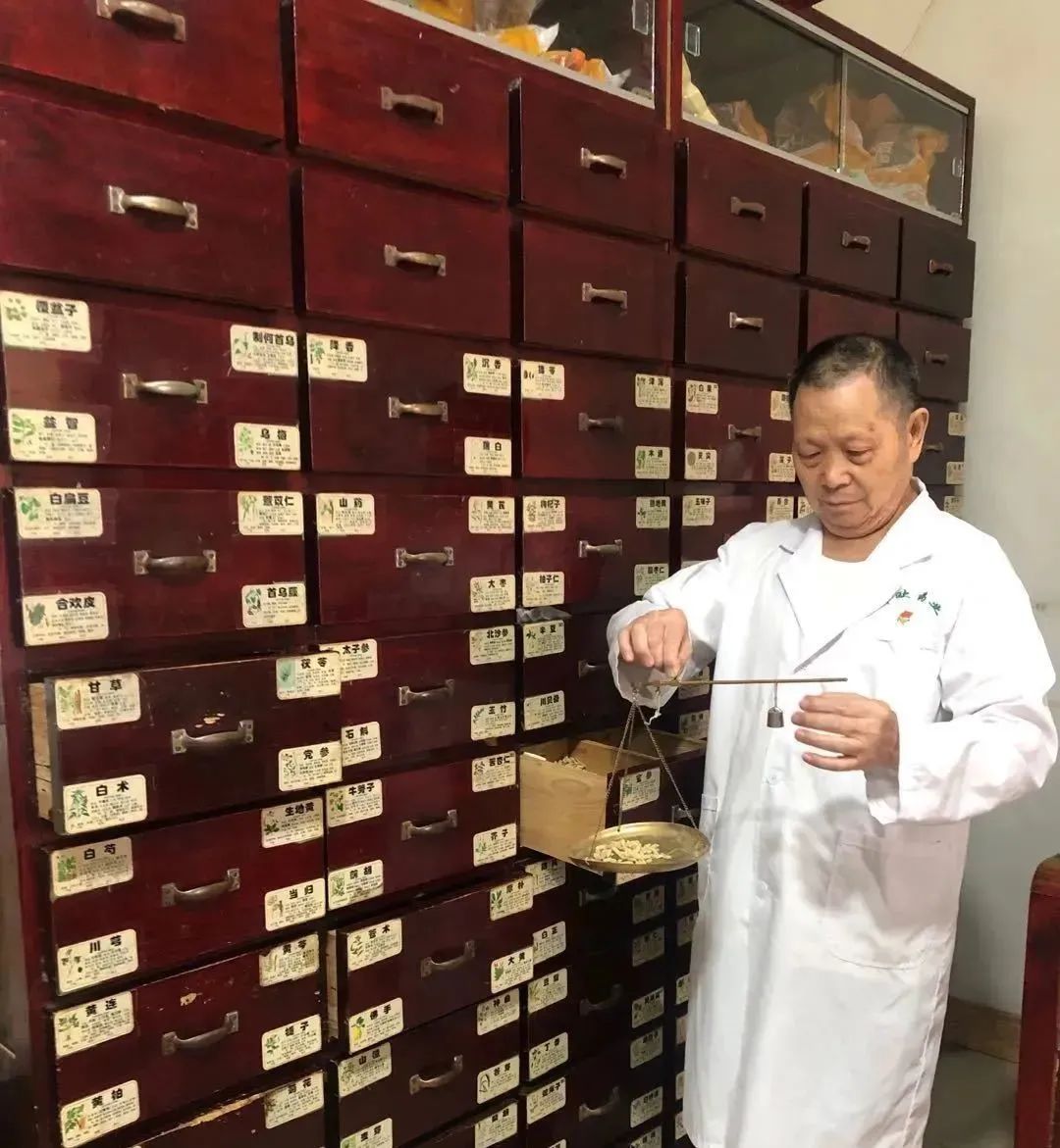 汉源县中医院退休医生郭静先老人赠书一中学子