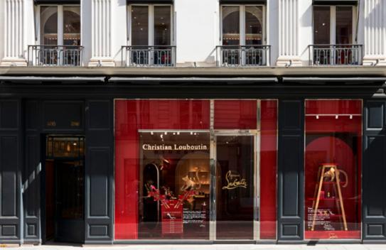 国际资讯｜LV入驻抖音、Burberry在深圳开设咖啡馆、美国LordTaylor百货破产、优衣库关闭韩国9家门店