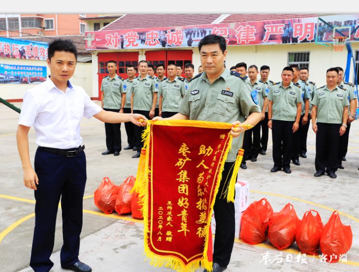 四岁男孩意外摔伤，朱西宝雨中停车伸援手
