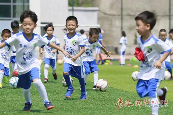 足球场被孩子们占领,孩子们踢球的足球场地被霸占