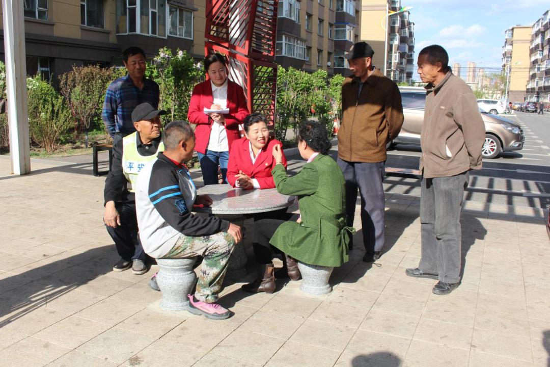 「好好学习」《社区居民就是我亲人——访长春市长山花园社区书记、居委会主任吴亚琴》