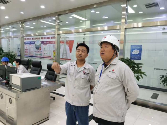 作家冉学东为榆林新元洁能公司员工授课