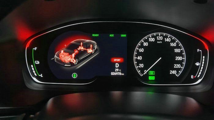 开了一年半的混动卡罗拉,开了一年半的20年a6