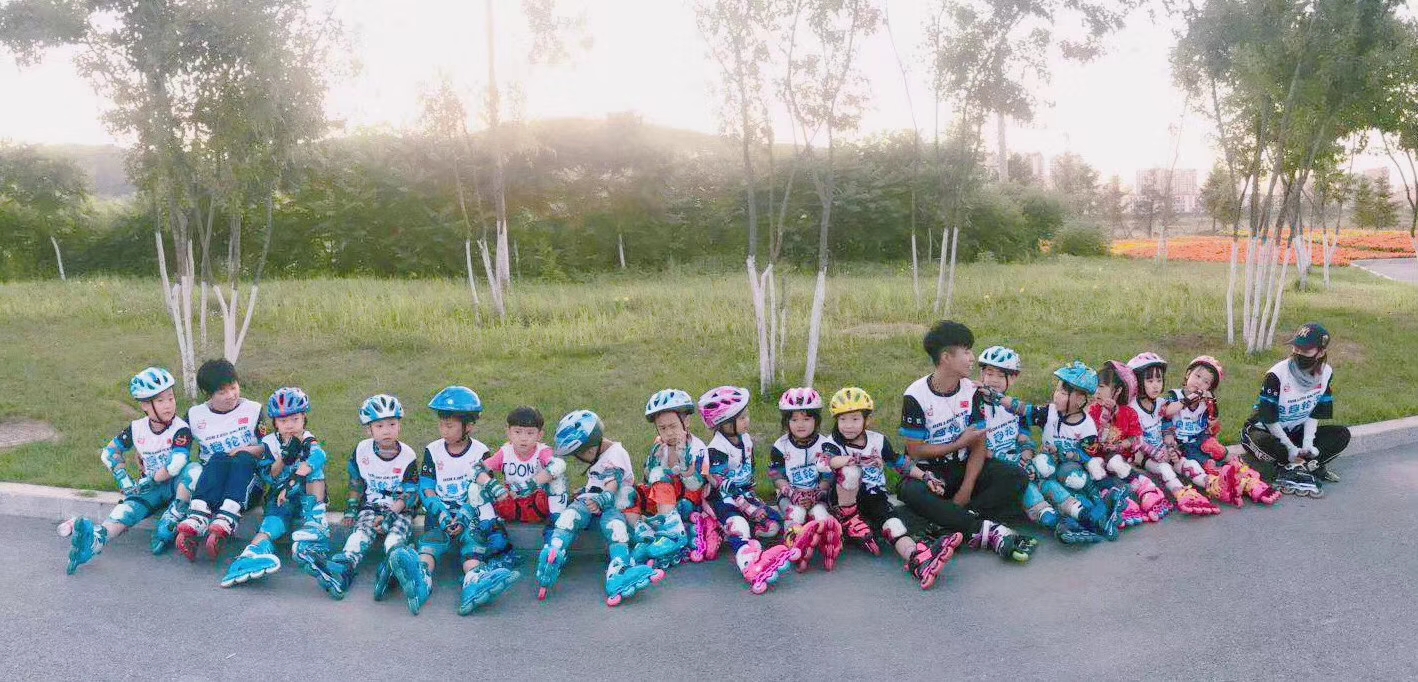 轮滑高手花式轮滑,把爱好变成工作台球