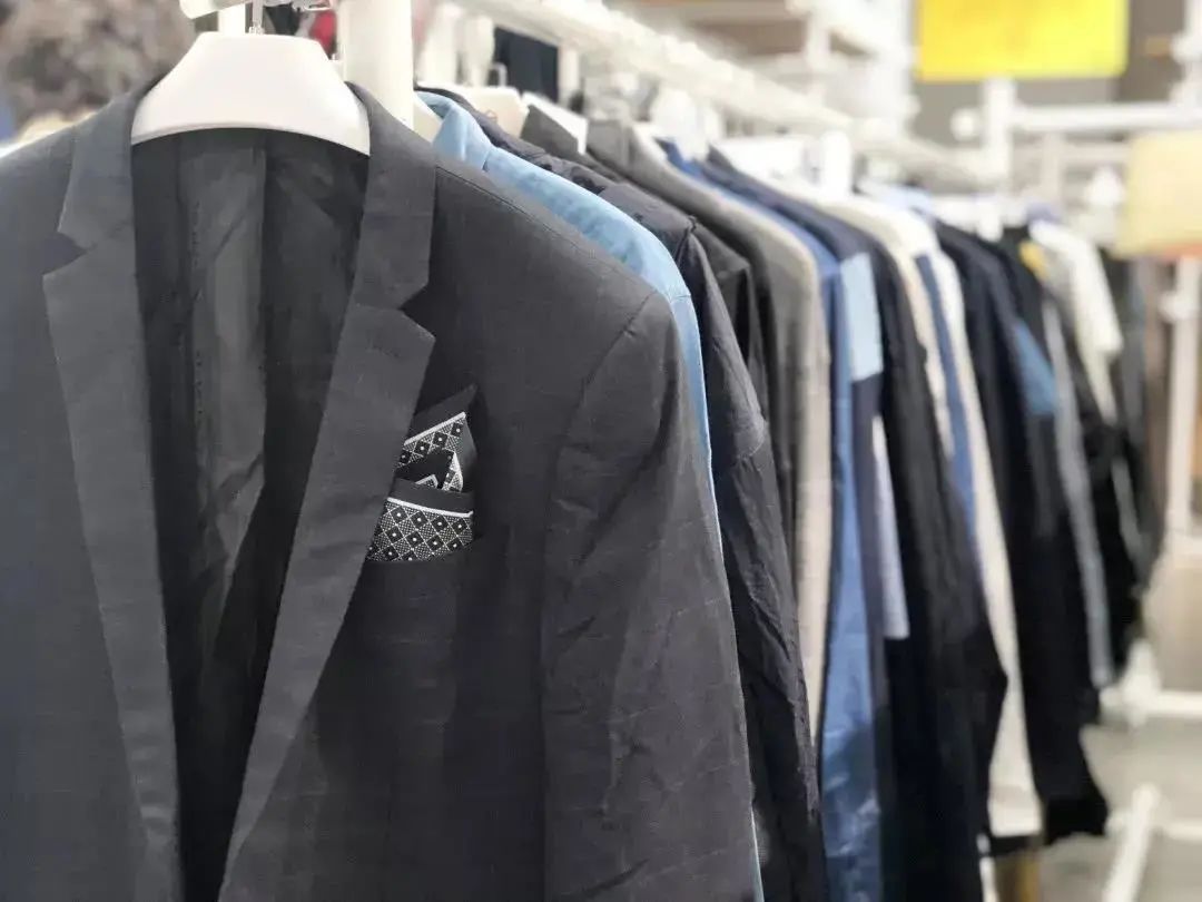 上海荟品仓阿迪达斯男款跑鞋,荟品仓城市奥莱青浦店nike