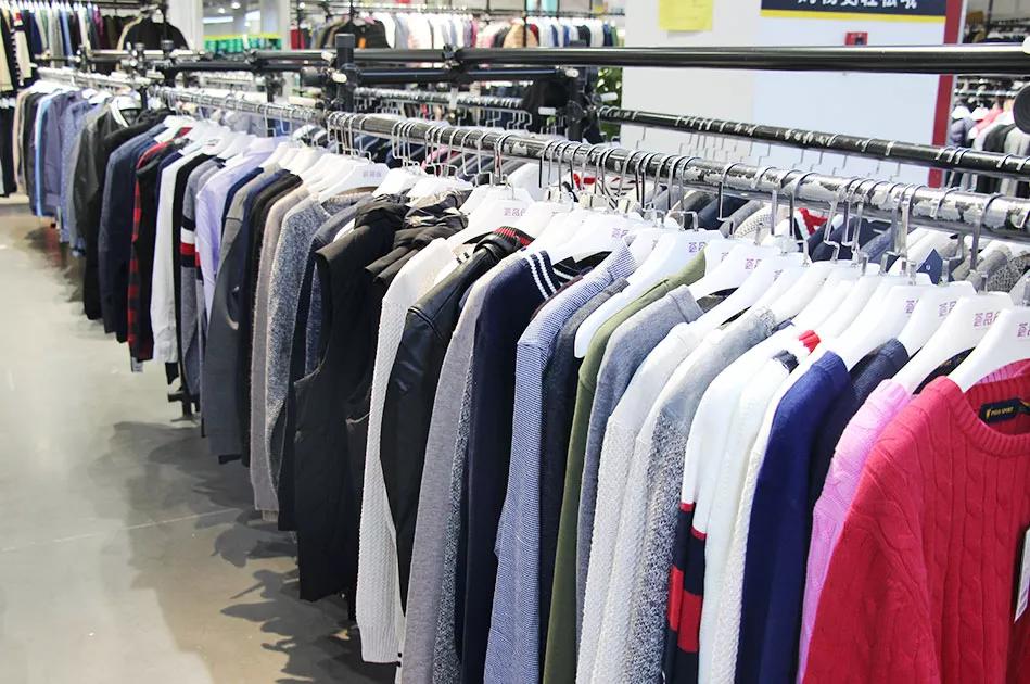 上海荟品仓阿迪达斯男款跑鞋,荟品仓城市奥莱青浦店nike