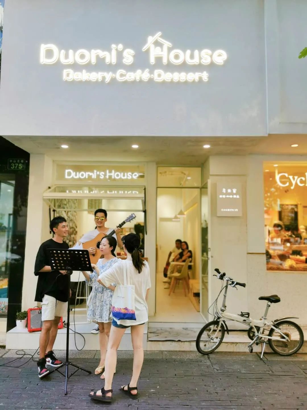 中山北路新开纯白“浪漫满屋”，好口味的千层甜品店，价格仅占某网红L家½…