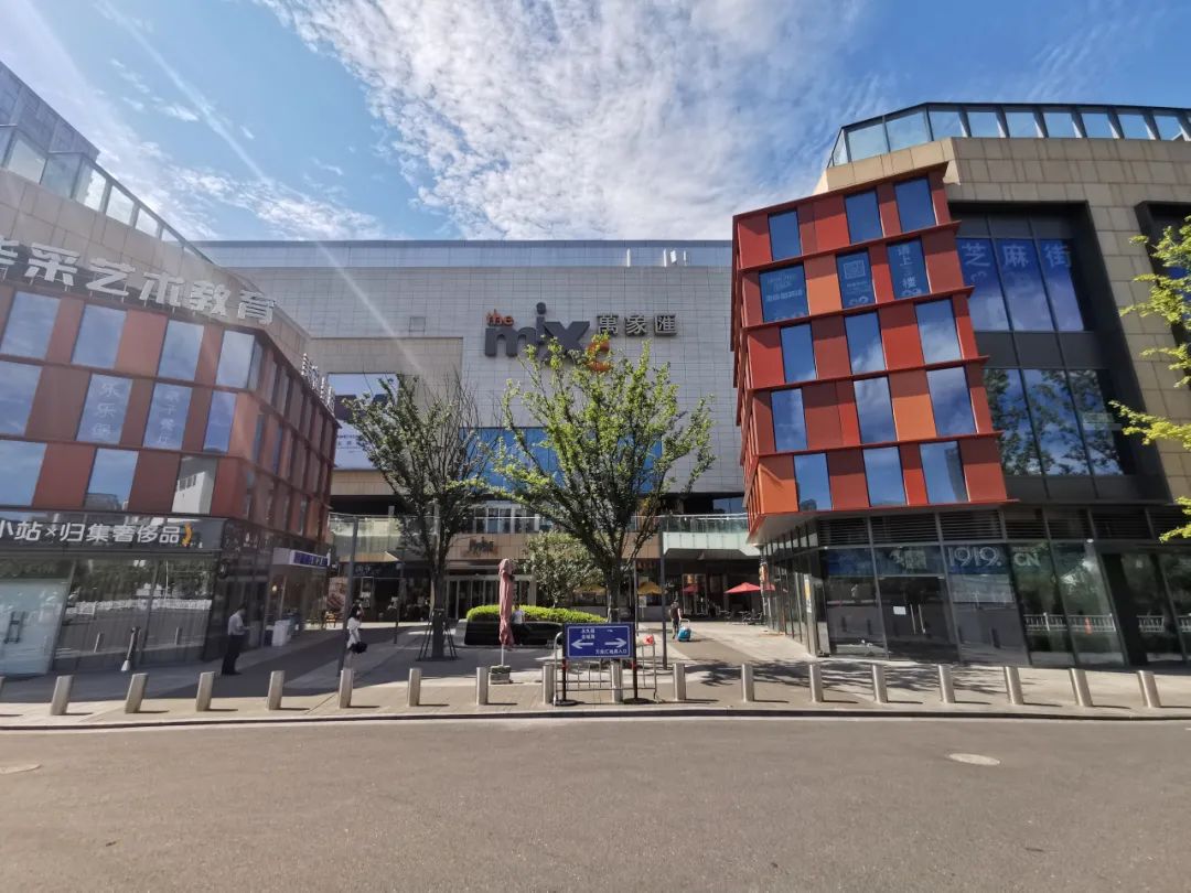 中山北路新开纯白“浪漫满屋”，好口味的千层甜品店，价格仅占某网红L家½…