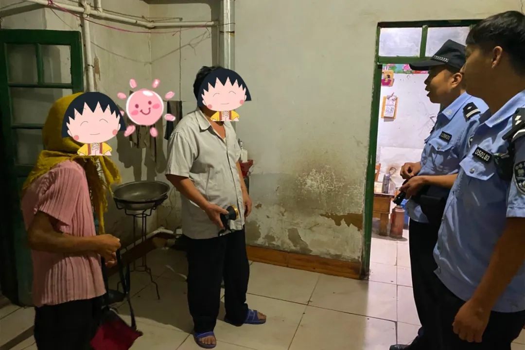 老人迷路民警暖心施以援手,老人出门迷路热心民警暖心