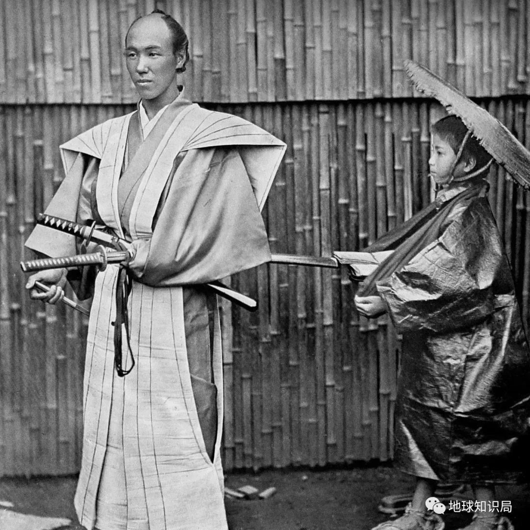 每年倒贴给8万成年男子，这国的收养怪癖，合法