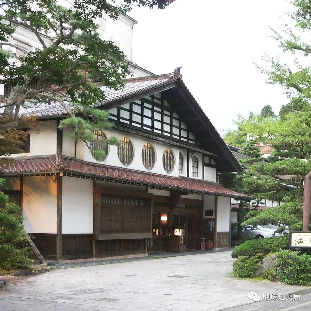 每年倒贴给8万成年男子，这国的收养怪癖，合法