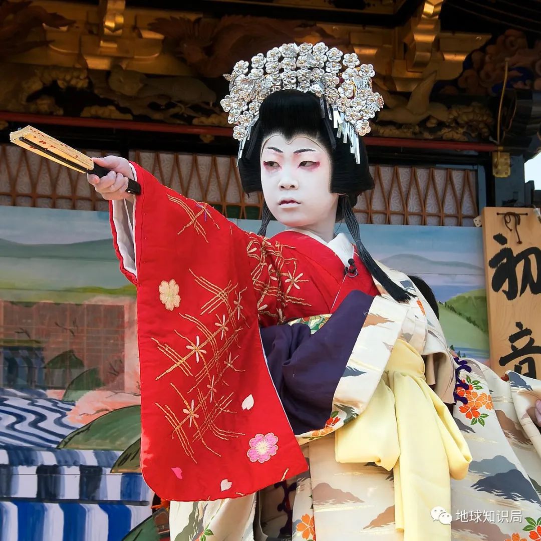 每年倒贴给8万成年男子，这国的收养怪癖，合法