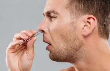 【迷惑】是个狠人！小伙一怒之下拔光鼻毛！结果悲剧了......