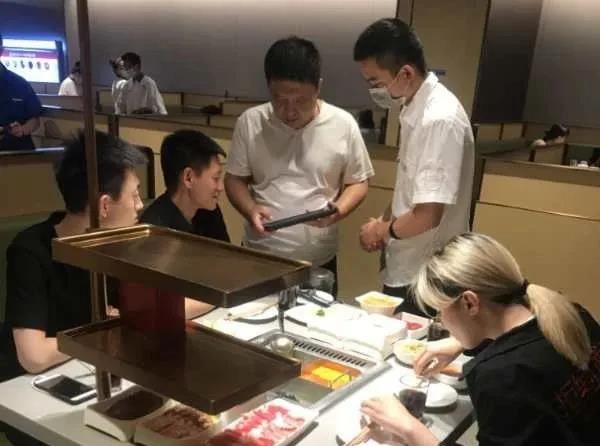 倡导文明餐桌活动,倡导餐桌文明