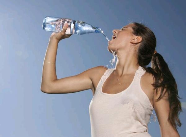 女子做B超前为憋尿一次喝3.2L水导致水中毒医生:饮水一次勿过多