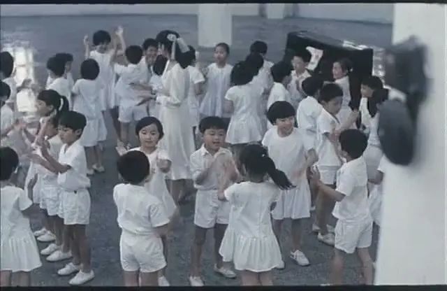 穿超短裤出门的人什么心态,一年四季穿短裤男人