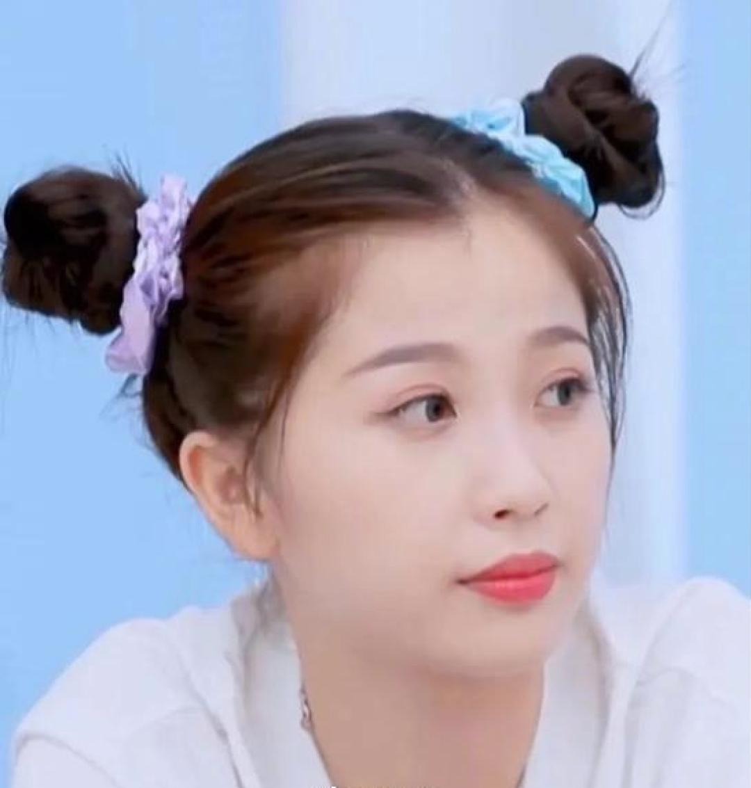 jennie最新配饰,jennie蝴蝶结半扎发