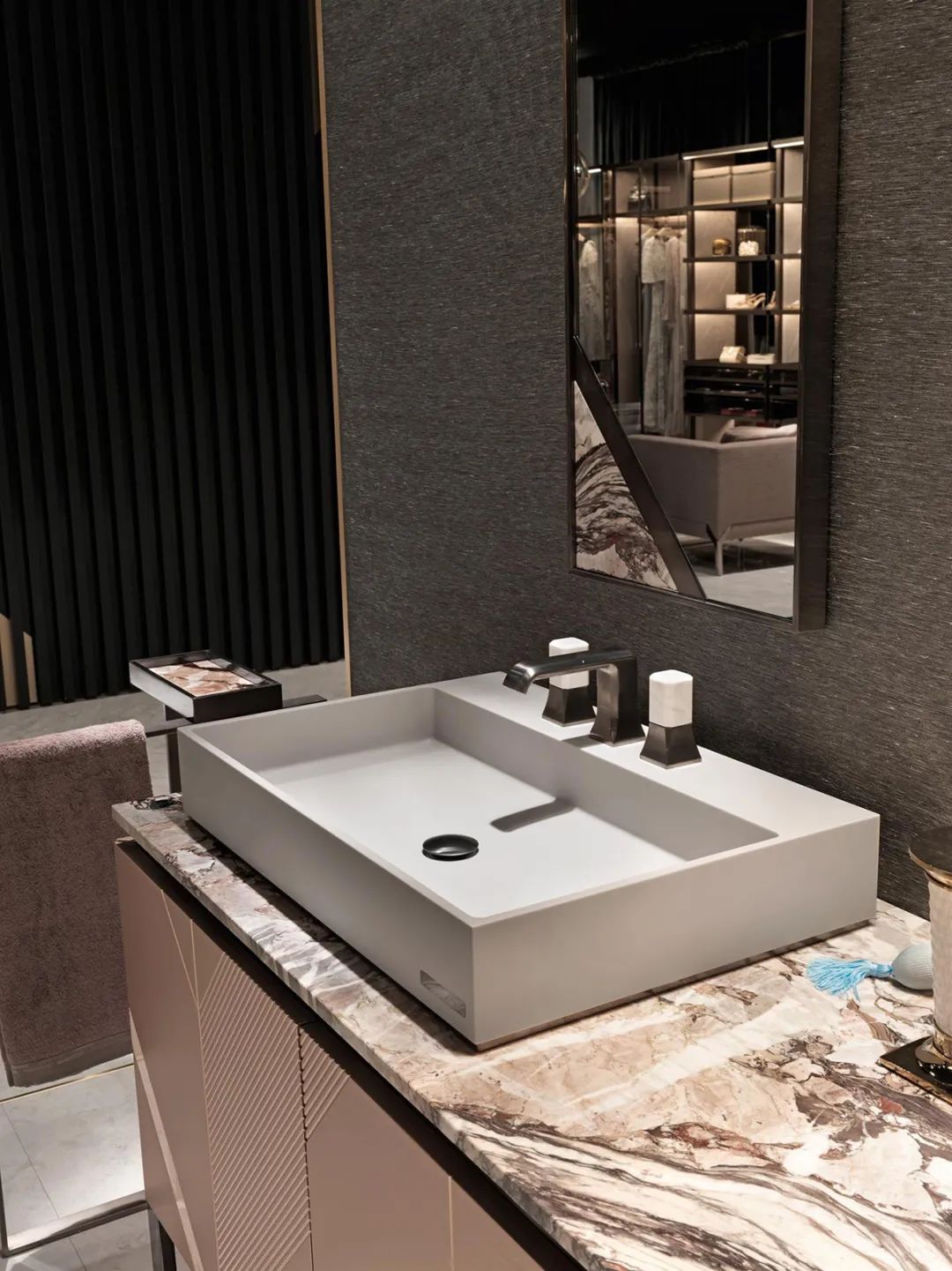 ADSelect｜初秋霓虹，就是要“好色”给你看